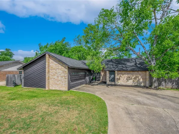 3802 Valley Oaks Dr, Bryan, TX 77802