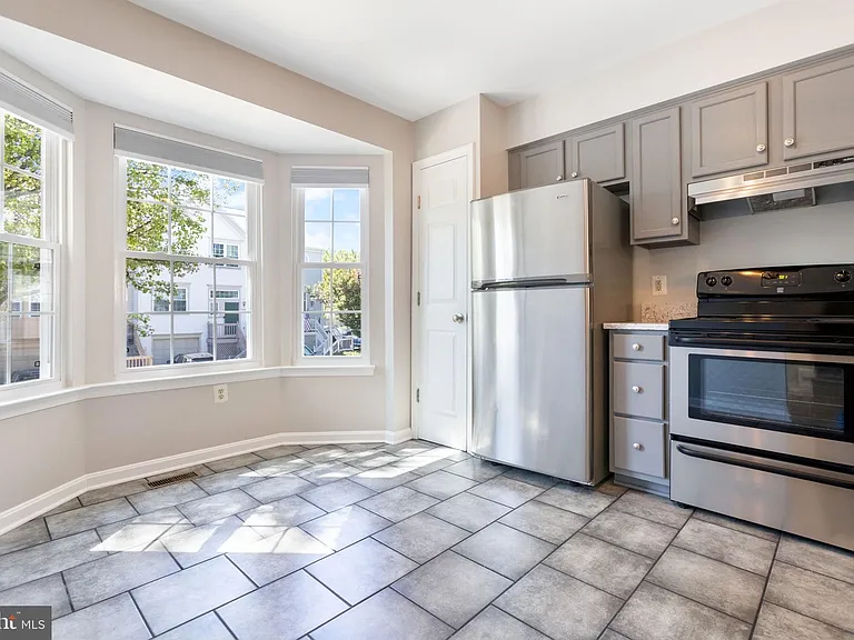 104 Frazer Dr — Photo 5