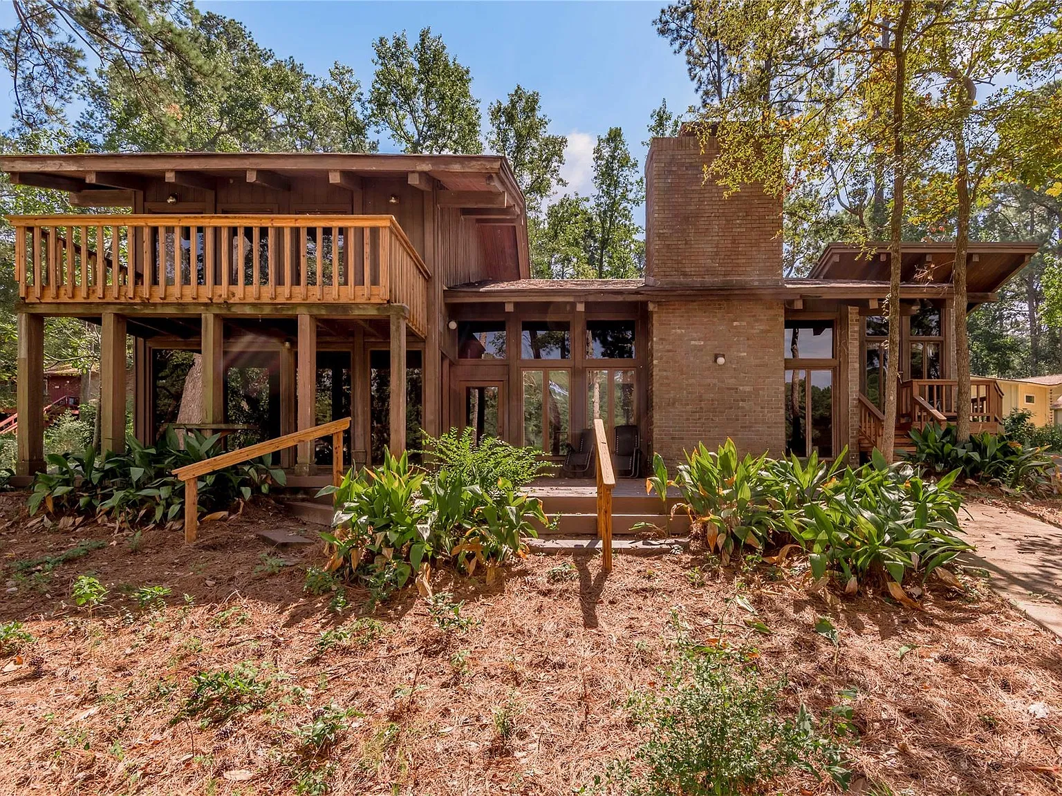 3 bed, 3.0 bath, 3079 sqft, $2,100 — Photo 1
