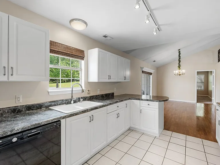 124 Cornelson Dr — Photo 17