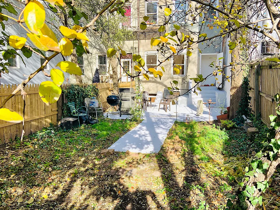 196 W 9th St #1