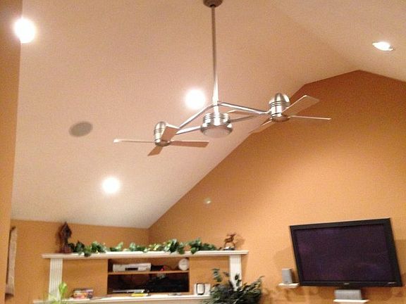 Leisurely lounge
						:
						Cathedral ceiling, hardwood floors, fireplace, recessed lighting, surround sound