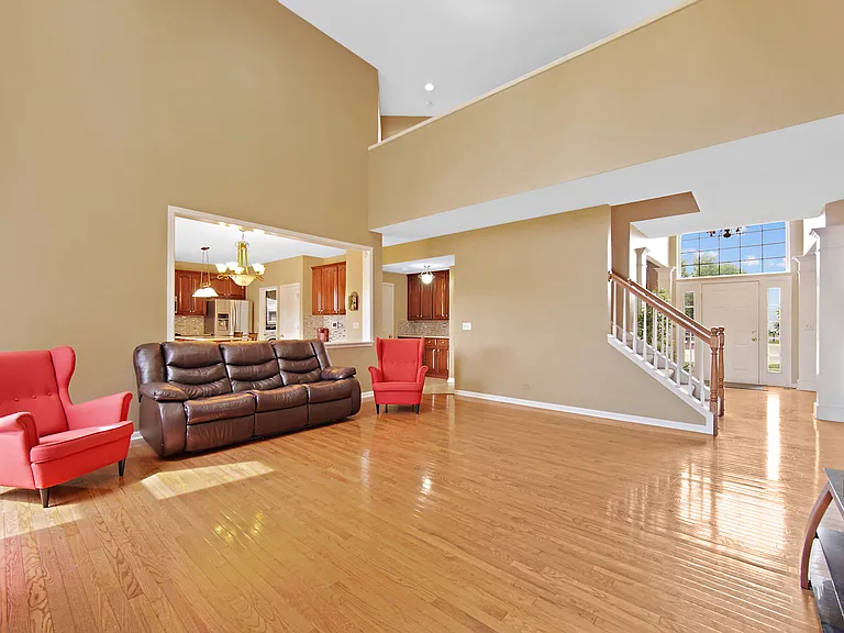 1044 Oakhill Dr — Photo 5