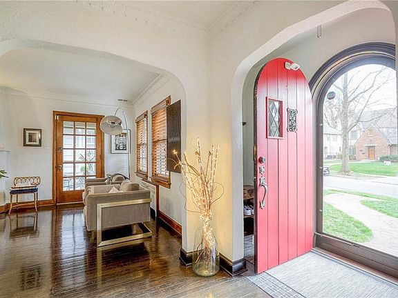 4th image of 1006 W 70th St