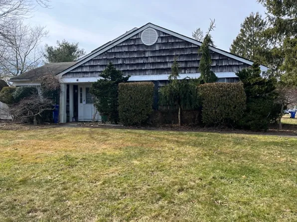 7 Federal Ln, Coram, NY 11727