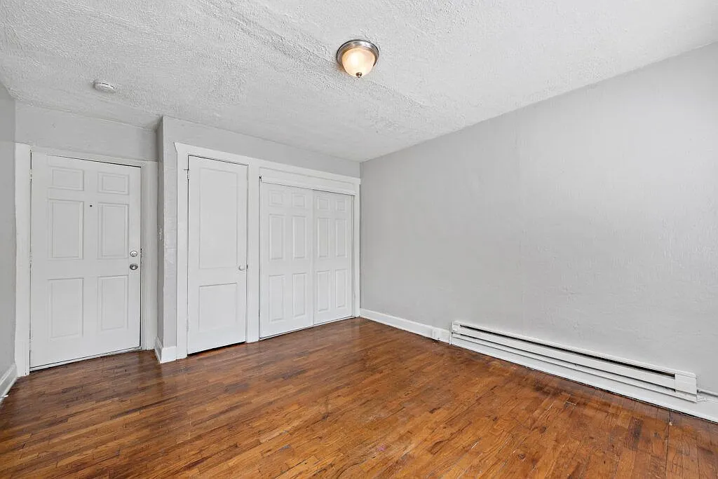 3933 Charlotte — Photo 4