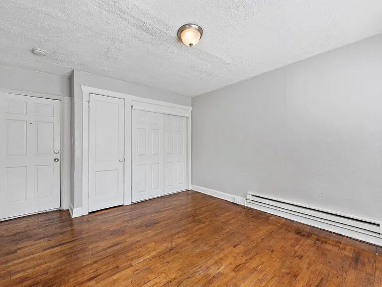 3933 Charlotte St — Photo 4