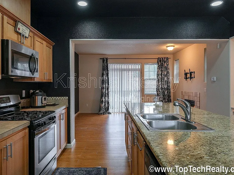 477 NE Edgeway Dr — Photo 5