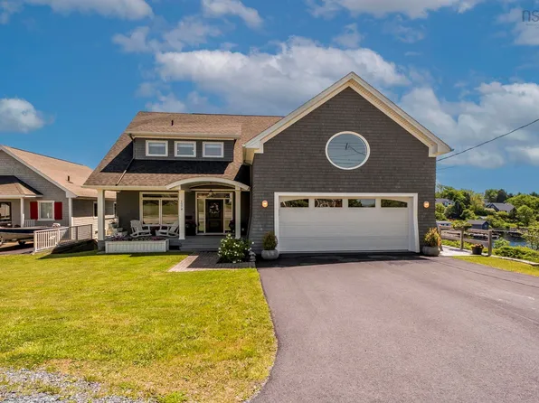 1578 John Brackett Dr, Halifax, NS B3V 1G8