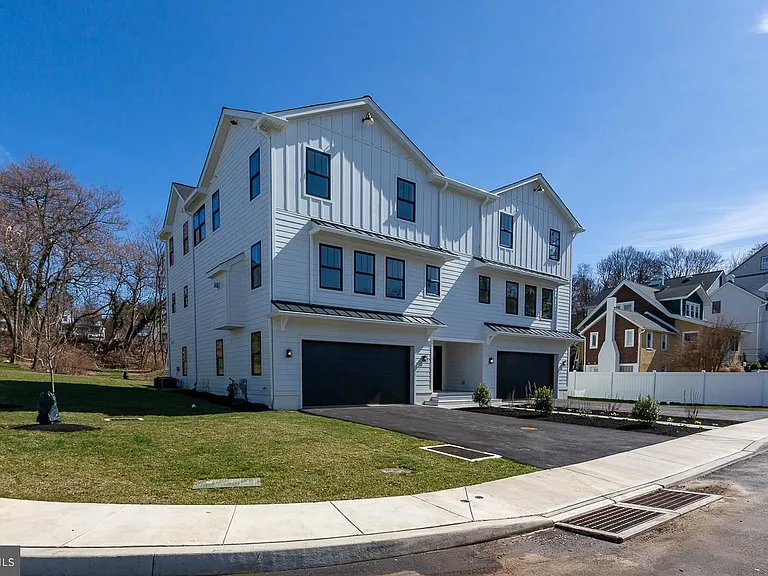 981 Henry Ave — Photo 2