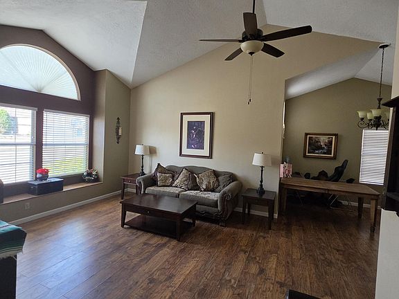 3rd image of 2548 Twin Buttes Dr NE