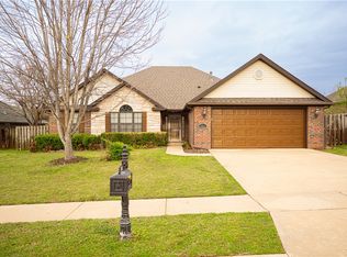 1802 N Fallbrook Way, Fayetteville, AR 72704