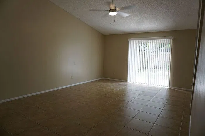 3 bed, 2.0 bath, 1328 sqft, $2,180 — Photo 4