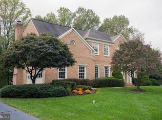 10017 Park Royal Dr, Great Falls, VA 22066