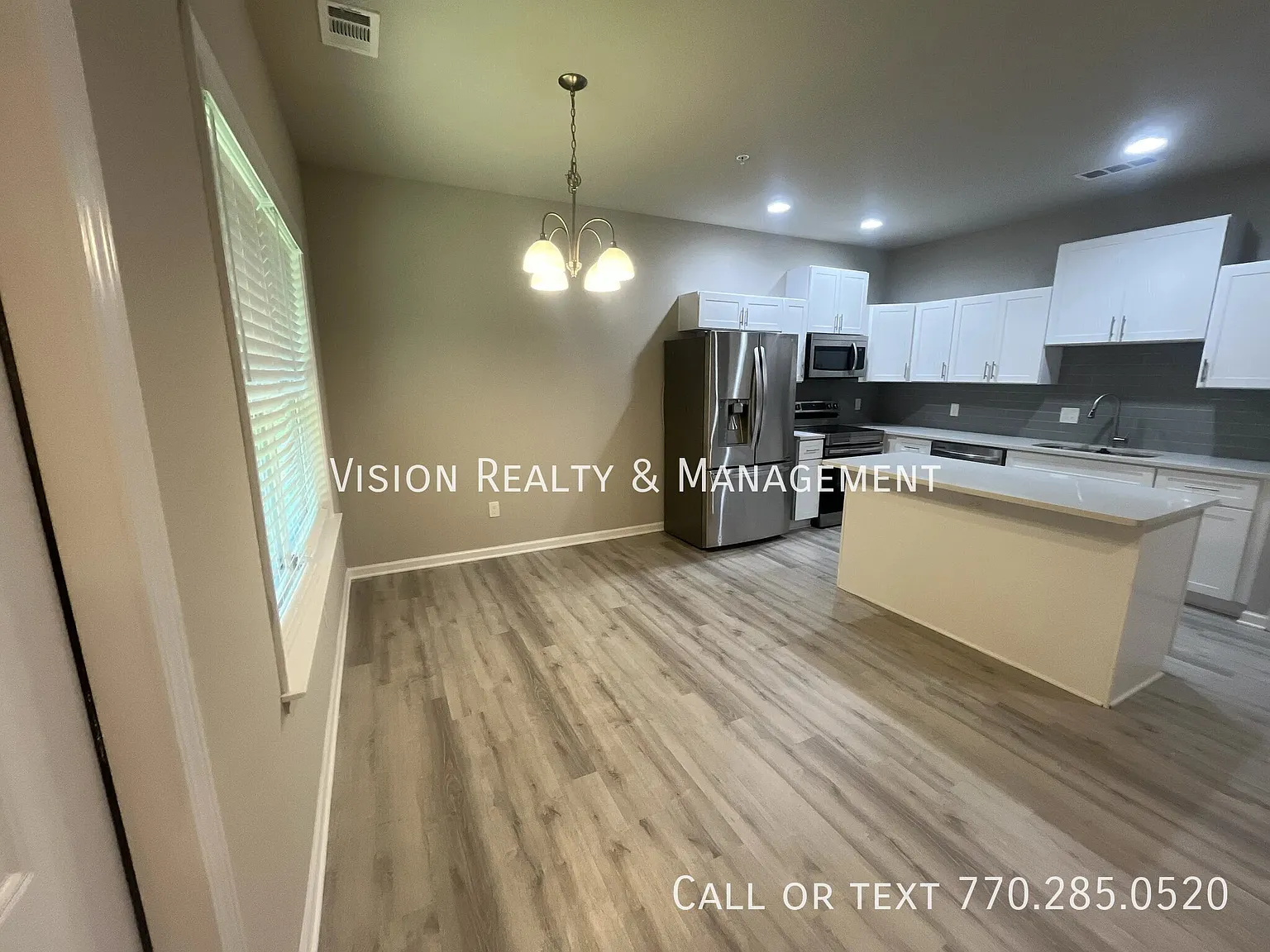Beautiful 3 BD 2.5 BA Townhome MOVE in READY — Photo 3