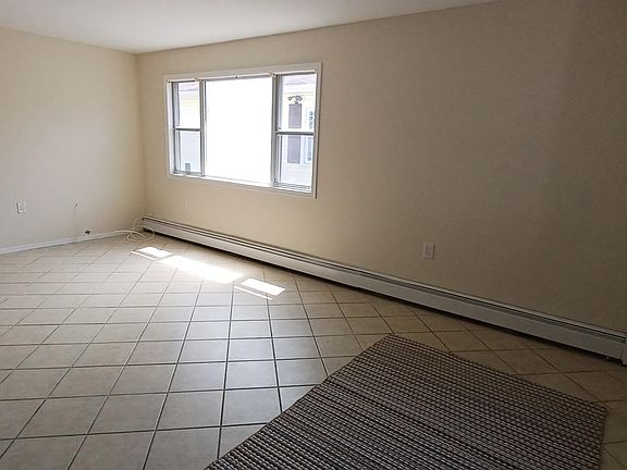 3rd image of 23 Chesterfield Ln