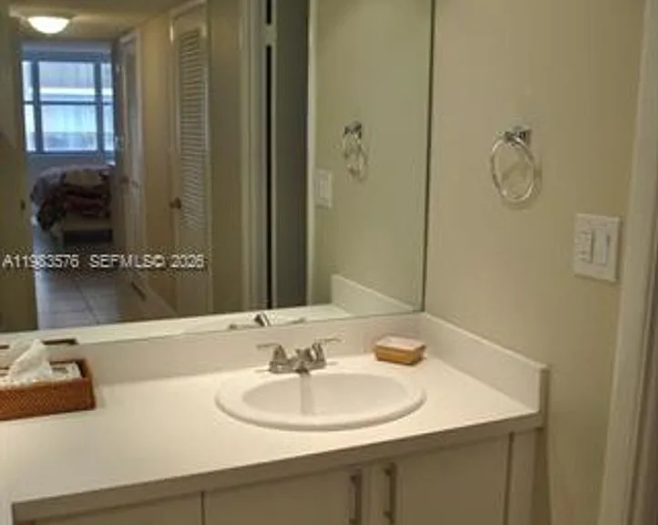 6039 Collins Avenue Cu #1006 — Photo 15