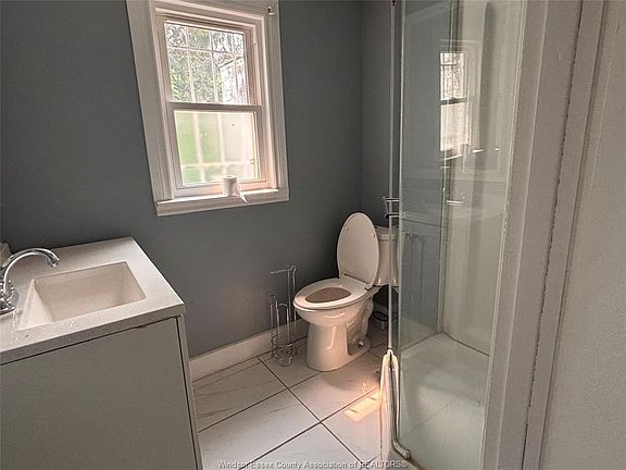 4th image of 637 Tuscarora St