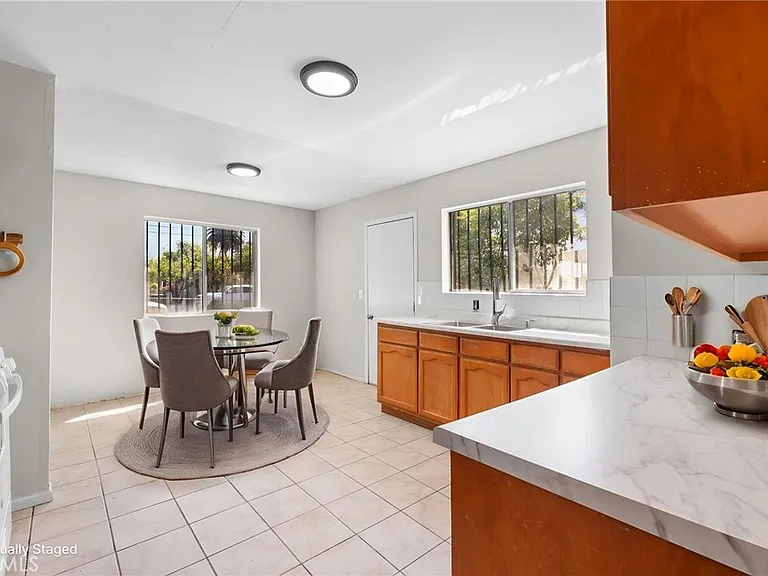 207 E Flora St — Photo 17