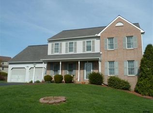 922 Castle Pond Dr, York, PA 17402