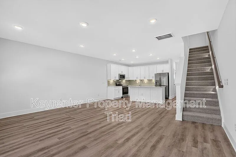 3 bed, 2.5 bath, 1637 sqft, $2,100 — Photo 2
