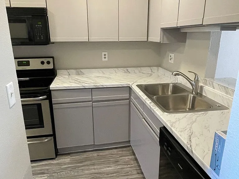 702 W Collins St — Photo 3