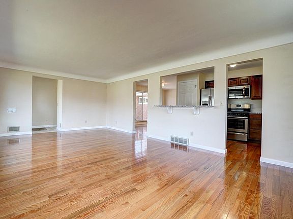 4th image of 5545 Lucenna Dr