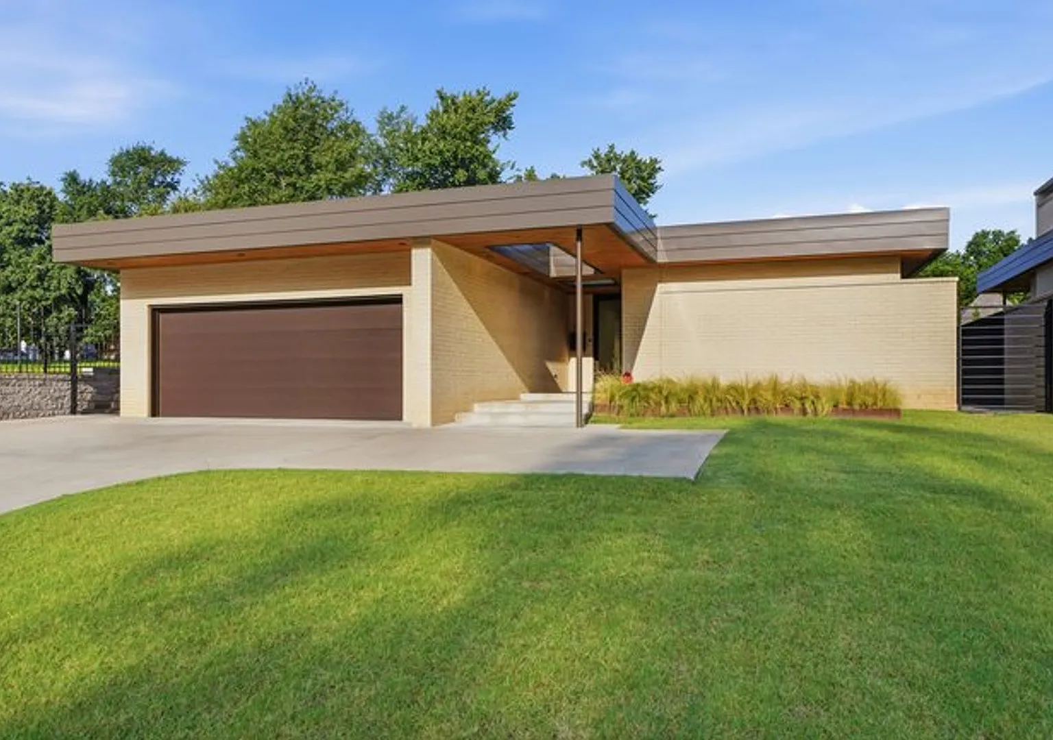 Experience contemporary luxury in this exceptional custom-built Midtown Tulsa residence, where so... — Photo 2