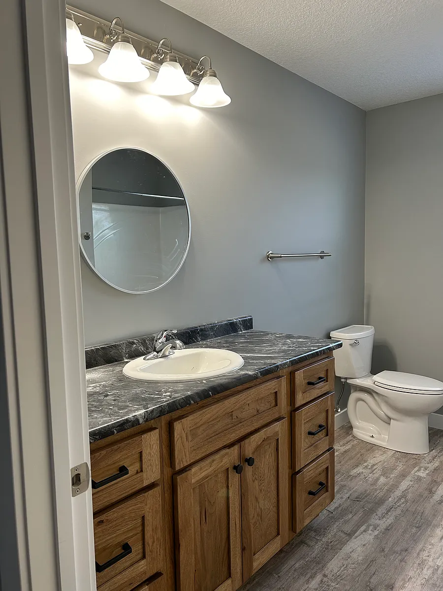 Full size hall bathroom - 2102 Glastonbury Row