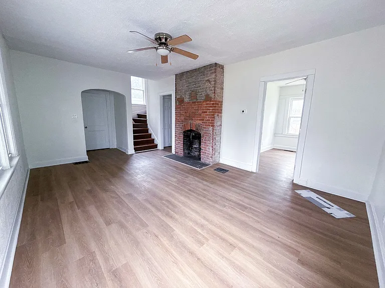 2143 Leonard Ave — Photo 2
