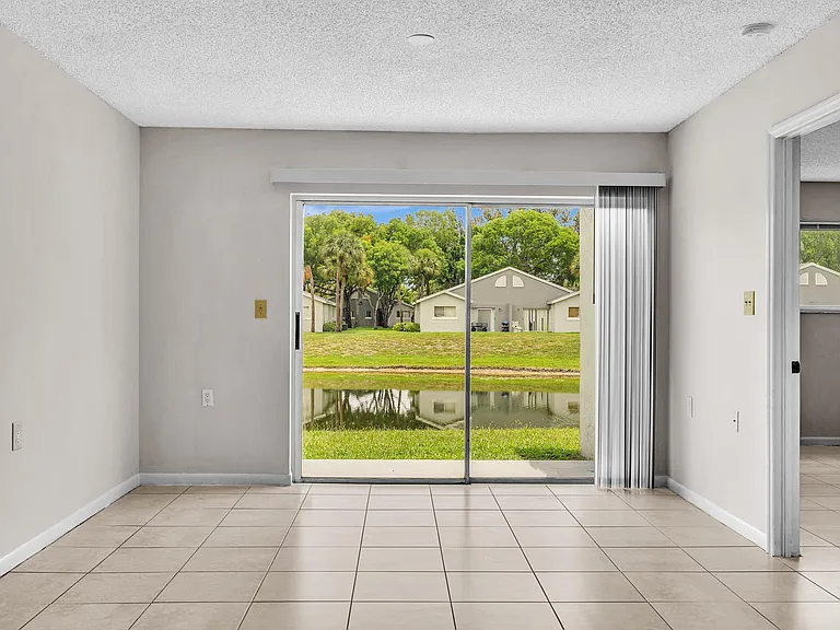 1020 Lake Victoria Dr #B — Photo 17