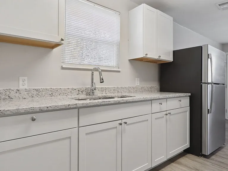 2231 Greenwood St — Photo 7