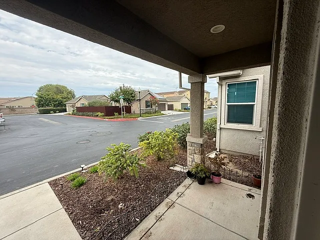 3 bed, 1190 sqft, $2,200 — Photo 2