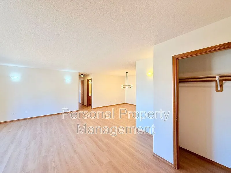 3 bed, 2.0 bath, 1400 sqft, $2,395 — Photo 3