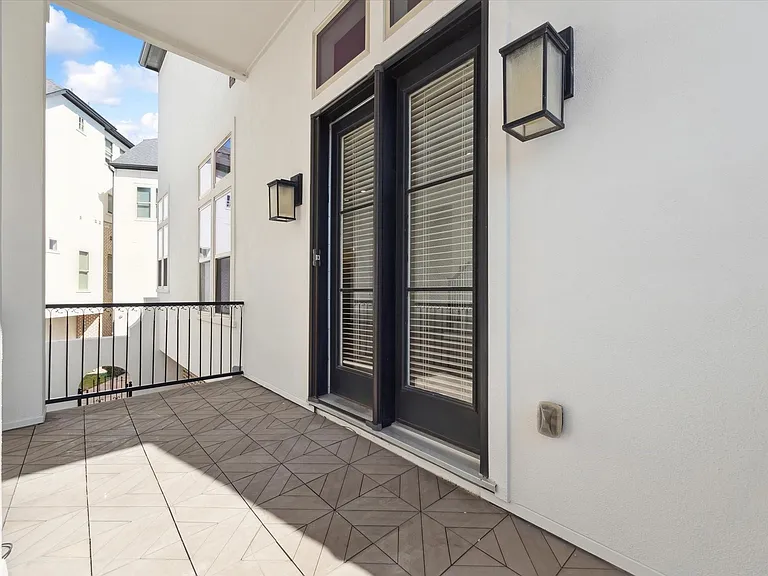 9632 Kings Cross Sta — Photo 12