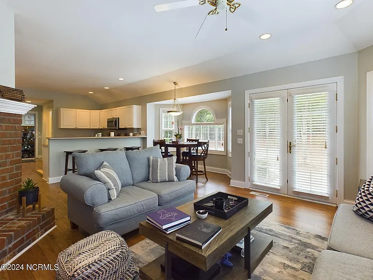 4 McQueen Pl — Photo 9