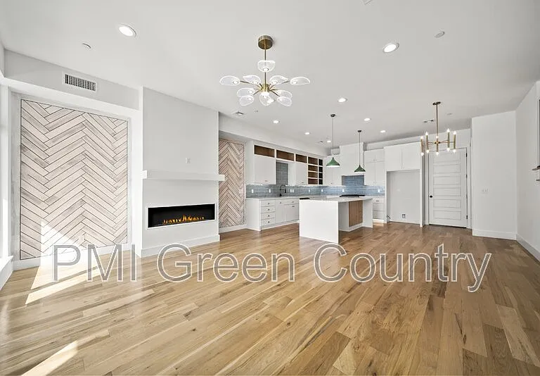 118 E Elgin St — Photo 4