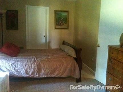 Master Bedroom : Relax in the master bedroom and store all you want in the HUGE walk-in closet.