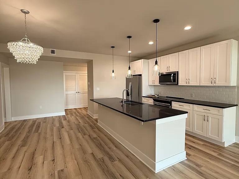 1 Bed, 1 Bath - 1,050 sqft
