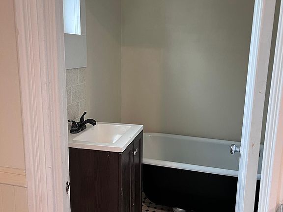 3rd image of 616 Linden St W #1