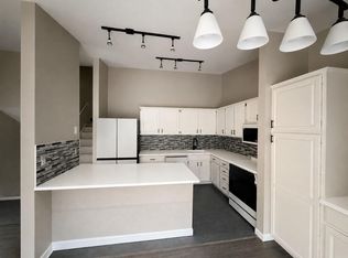 9712 Cimarron Cir, Minnetonka, MN 55305