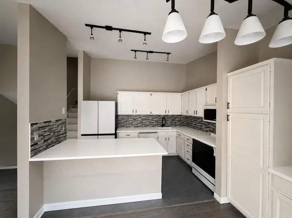9712 Cimarron Cir, Minnetonka, MN 55305