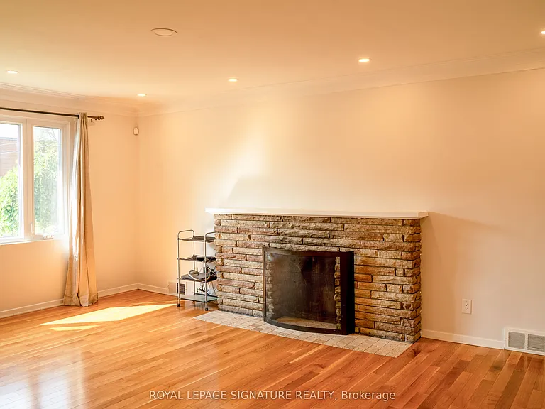 42 Kingsview Blvd — Photo 8