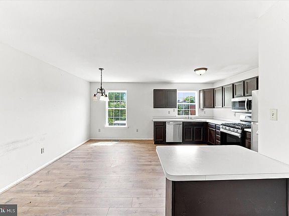 4th image of 1404 Linden St