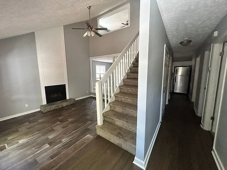 6466 Kelmscot Ct — Photo 3