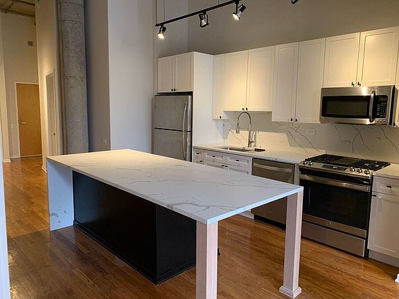 3rd image of 900 N Kingsbury St APT 901