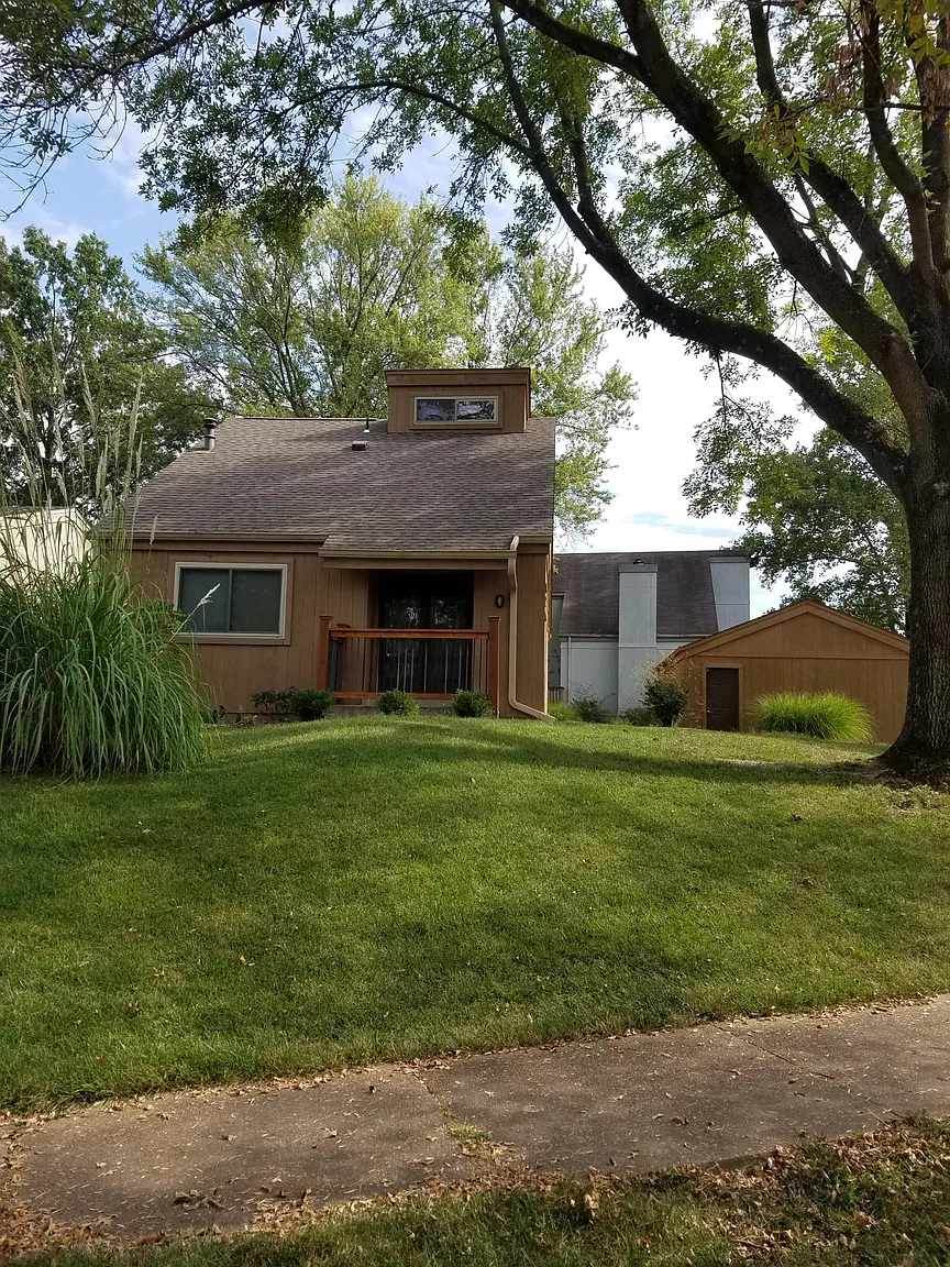 976 Huntington View Dr photo 1