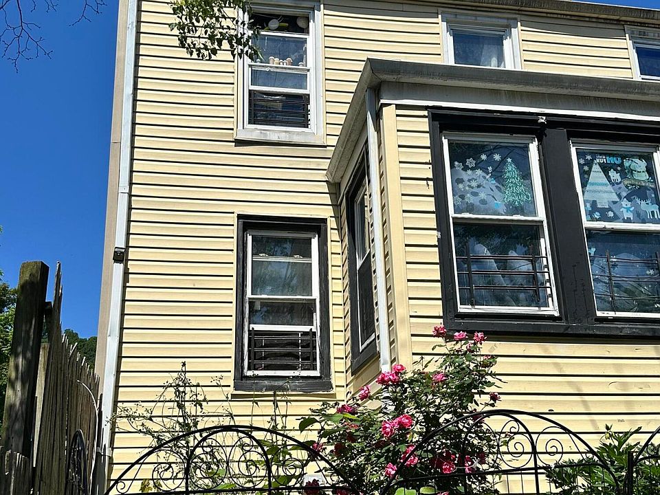 2nd image of 208 Gordon St