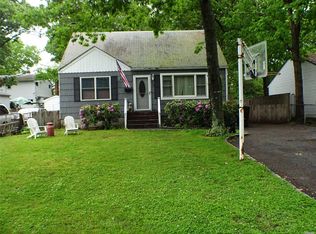 29 W Oakdale St, Bay Shore, NY 11706