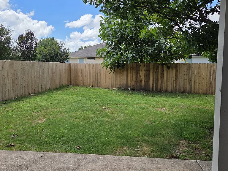 307 Golden Gate Dr — Photo 2